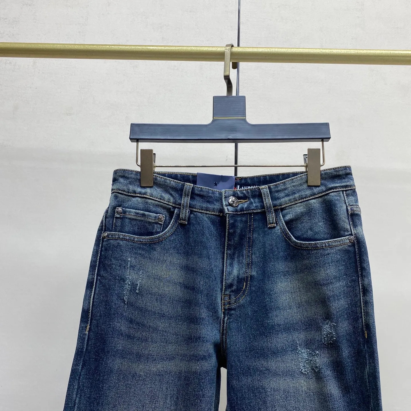 P230. 2025 Autumn and Winter European Counter New Style, Super A Purchasing Level Overseas Trading Company Order Source, Top Original High-end Men's Customized Fashion Slim Small Straight Jeans 999～6 Color: Heavy craftsmanship, fried sand and water, picture color Size: 29-40 Fabric: Denim washed jeans! Luxurious experience. Customer-supplied trade channel. The simple and charming classic trousers are made of customer-supplied denim. The texture is thick, comfortable and breathable. The high-quality tailoring is top-notch, and the overall design is very refined. The cuffing design on the inside and outside is perfect, and the use of poly-strand mechanical needle edge-sealing technology highlights the brand's luxurious inner charm. The brand logo is full and thick, and the chiseled buttons are thick and rigorous, bringing a new fashion taste to this mediocre trousers!  Excipients: Complete with three standards